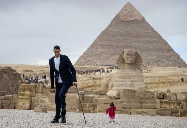 Obywatel Turcji i jego mała przyjaciółka Hinduska na tle egipskiej piramidy.