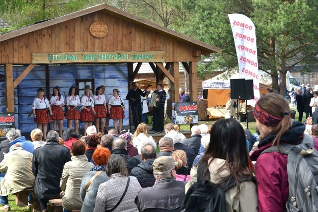 Skrokowianki ze Skorkowa w gminie Krasocin zachwyciły swoim występem gości Festiwalu Smaków.