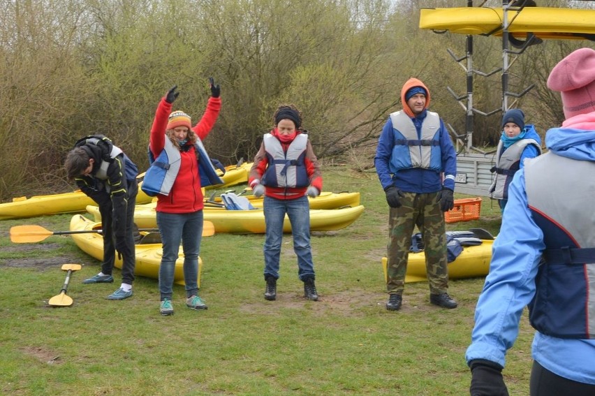 Nie straszny im śnieg i niska temperatura. Kajakarze spłynęli Lubrzanką