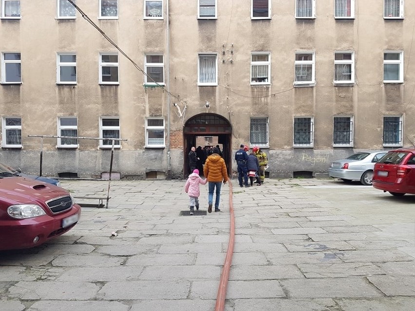 Szczecin: Tragiczny pożar przy ul. Małkowskiego. Trzy osoby nie żyją [ZDJĘCIA]