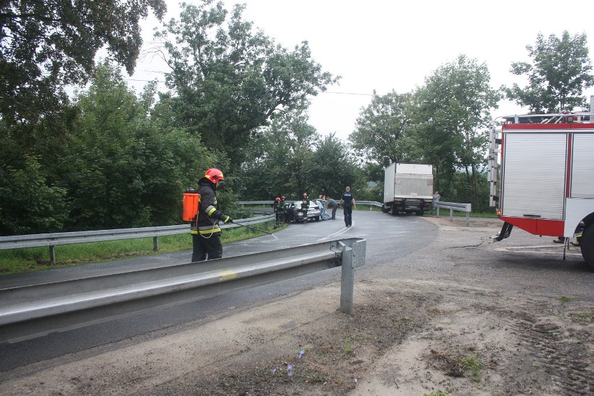 Wypadek we Włodowicach: Osobówka zderzyła się z dostawczakiem [ZDJĘCIA]