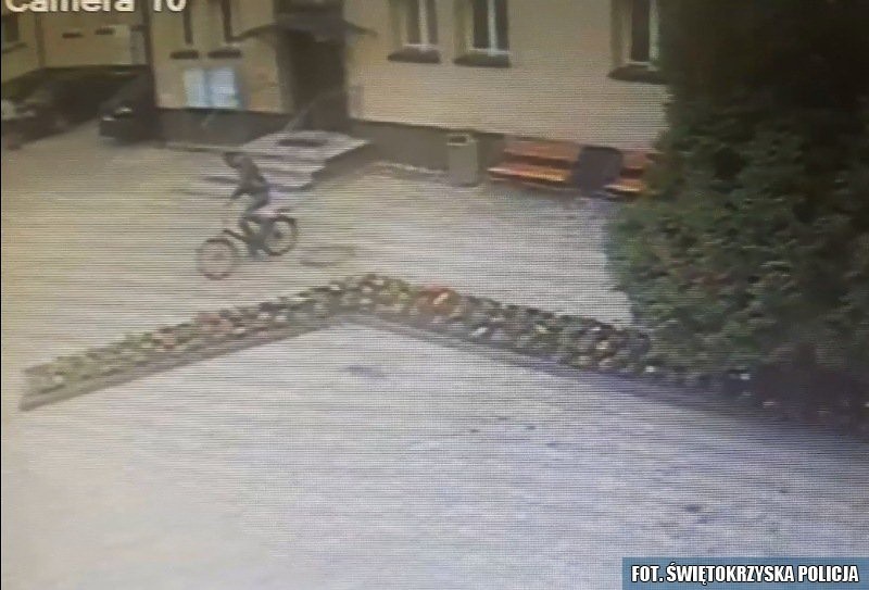 Ukradł rower sprzed Urzędu Gminy we Włoszczowie. Nagrała go kamera monitoringu. Zobacz zapis