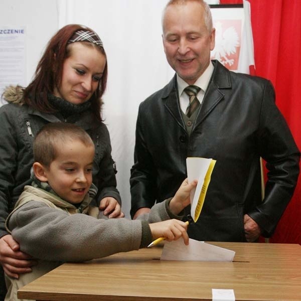 Małgorzata, Aleksander Dziągwowie wraz z synem Bartoszem głosują w Stobiernej k. Rzeszowa.