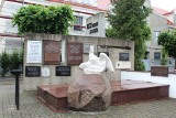 Kobieta sikała na pomnik Bohaterów Bitwy nad Bzurą w Łęczycy. Prokuratura skieruje akt oskarżenia do sądu