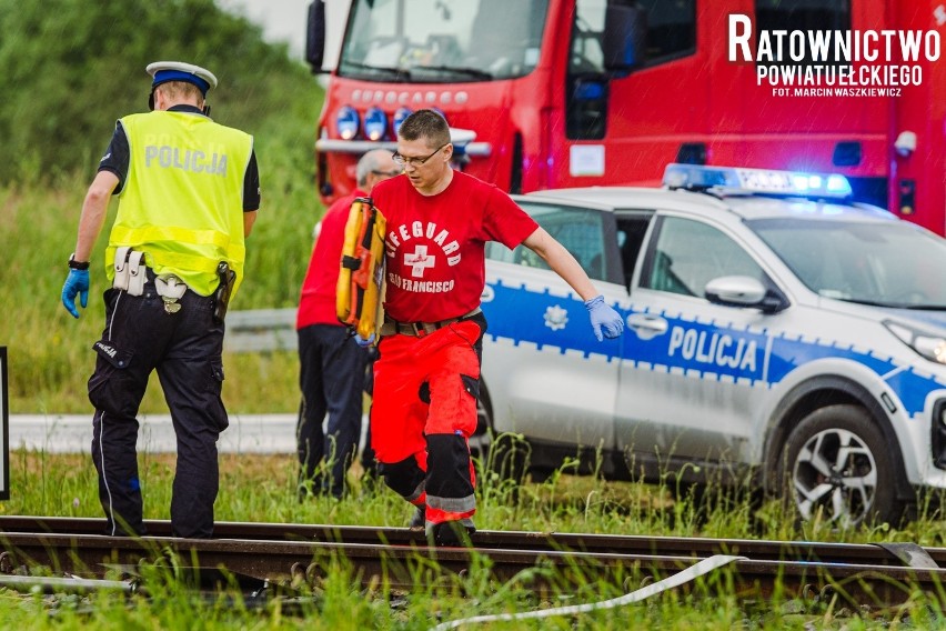 Bajtkowo. Tragiczny wypadek na przejeździe kolejowym. Renault zderzyło się z szynobusem. 40-latek zginął na miejscu