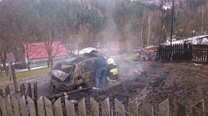 W Pewli Wielkiej spłonął garaż i samochód