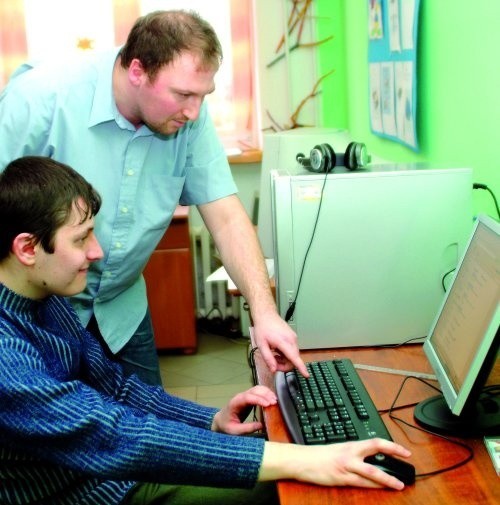 W pracowni komputerowej warsztatów są cztery stanowiska. Zajęcia prowadzi Tomasz Parafiniuk.