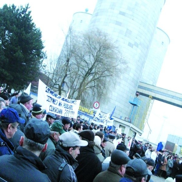 Protest przed łapską cukrownia. Okazuje sie, że zakład ma zostać, ale znikną plantacje buraków cukrowych...