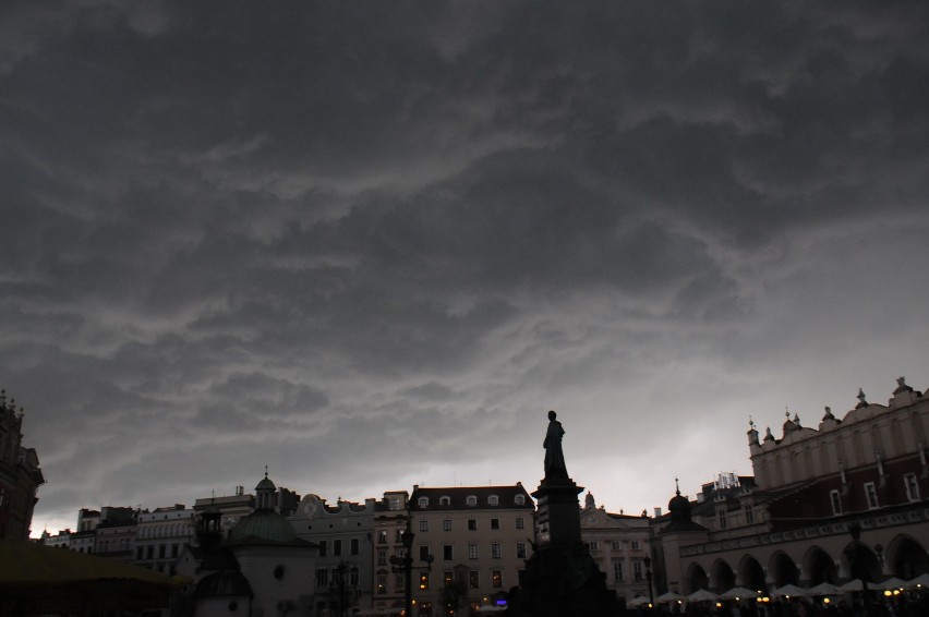 Wedle prognoz nad naszym rejonem przechodzić będą burze z...