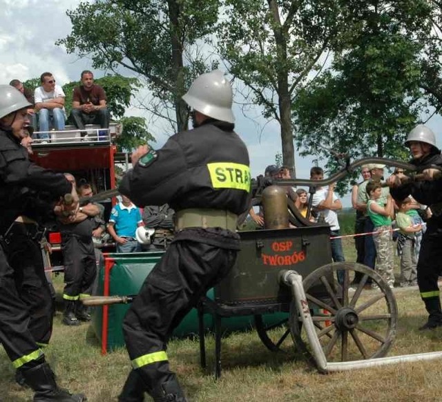 Na zawodach w Szemrowicach strażacy muszą powtórzyć akcję gaśniczą z czasów naszych pradziadków. Używają oryginalnych sikawek sprzed 100 lat.