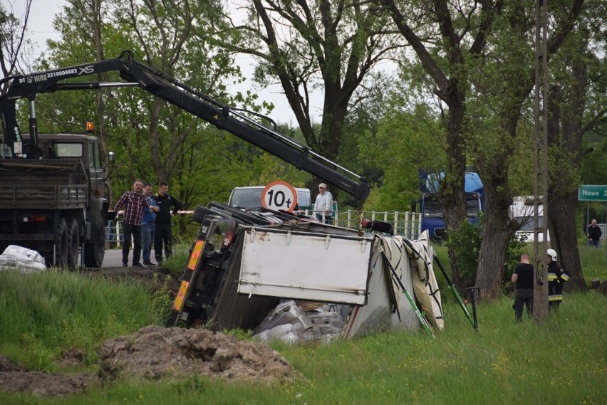 Jodłówka Wałki k. Tarnowa. Ciężarówka z chemikaliami w rowie [ZDJĘCIA]