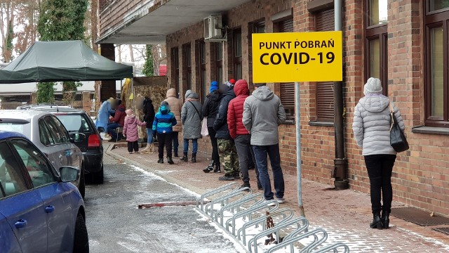 Tak wygląda kolejka do punktu pobrań COVID-19, który działa w namiocie przy szpitalu w Strzelcach Opolskich. Teraz pacjenci mają mieć możliwość wykonania testu także w aptece.