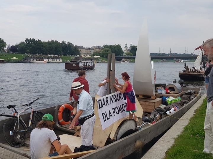 Galar z księżycem na pokładzie odpłynął spod Wawelu i zmierza do Gdańska