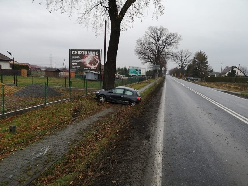 Bielany. Groźny wypadek na drodze Kęty - Oświęcim. Uderzył w inny samochód i wjechał w drzewo [ZDJĘCIA]