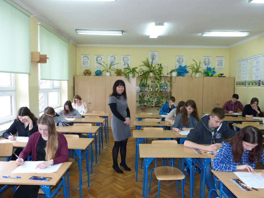 Próbna matura w Ostrowcu. Zdawało kilkuset uczniów