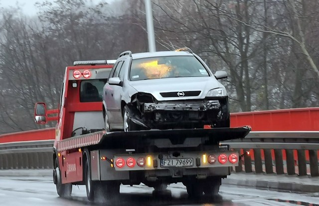 Auto uderzyło w barierki