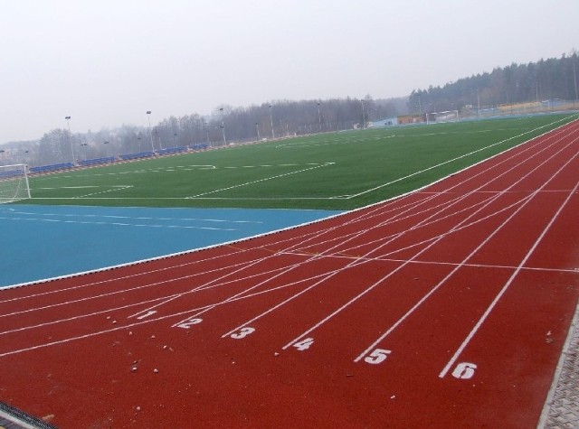 Na kompleks sportowy składa się kilka obiektów, między innymi stadion piłkarski