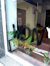 Kto napisał "WON" na oknie kawiarni prowadzonej przez autystów?