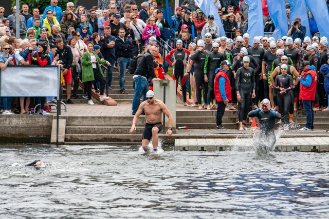 Blisko 4500 profesjonalistów i amatorów startuje w największej triathlonowej imprezie w Polsce - Enea Bydgoszcz Triathlon. To już piąta edycja wyjątkowej sportowej rywalizacji, rozgrywanej w centrum miasta. Podobnie jak w  poprzednich latach, rywalizację podzielono na dwa dni i na trzy dystanse. W sobotę uczestnicy walczyli na dystansie 1/4 (950 metrów pływania, 42 kilometry jazdy na rowerze i 10,5 kilometra biegu), a w niedzielę zmierzyli się na dwóch kolejnych.W godzinach porannych wystartowali zawodnicy rywalizujący na na dystansie 1/2 (1,9 km pływania, 84 km roweru i 21.1 km biegu), a w godzinach południowych na 1/8 (475 m pływania, 21 km roweru i 5,2 km biegu). Walka była zacięta, a emocji sporo.  Rywalizacja toczy się w centrum miasta, a metę zlokalizowano w okolicach hali Łuczniczka. Organizatorzy przygotowali też mnóstwo atrakcji dla kibiców - m.in. specjalne strefy zlokalizowane przy Torbydzie i w okolicach ul. Mostowej oraz festiwal Food Trucków.