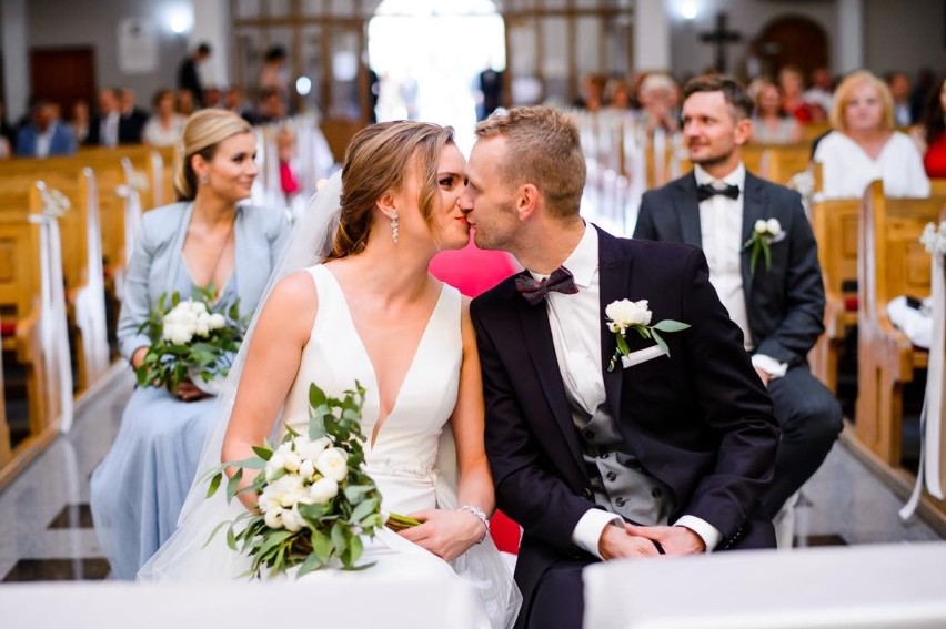 Ślub naszego popularnego piłkarza Jana Kowalskiego. Powiedział "tak" Karolinie. Na weselu bawiło się wielu zawodników [ZDJĘCIA] 