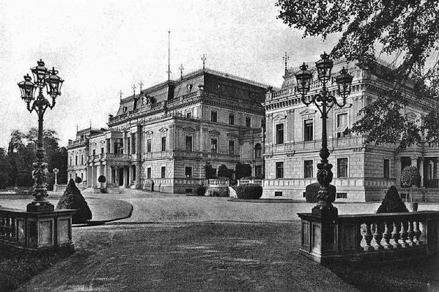 W tym pałacu w Sławięciach (niem. nazwa Ehrenforst) zakwaterowało się komando, które miało za zadanie przeprowadzić akcje dywersyjne na pobliskiej granicy polsko-niemieckiej. Oficerowie zamieszkali w komnatach księcia Hohenlohe.