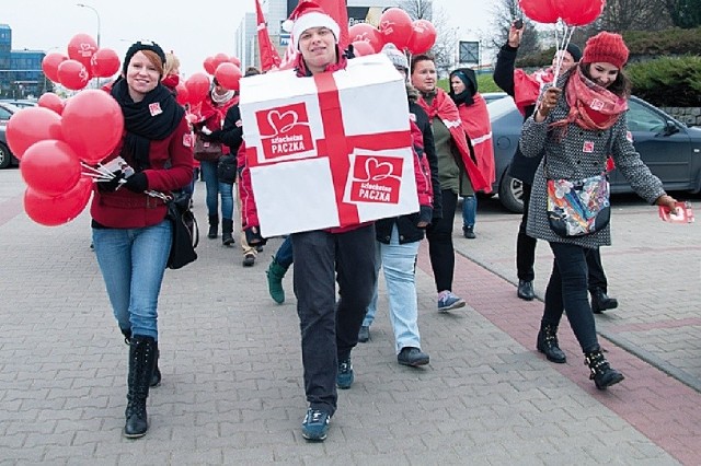 Wolontariusze Szlachetnej paczki z Warmii i Mazur podczas sobotniego marszu w Olsztynie zachęcali mieszkańców do udziału w akcji