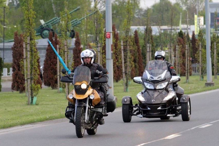 Nocne Wilki jednak we Wrocławiu. Motocykliści złożyli kwiaty na Cmentarzu Żołnierzy Radzieckich