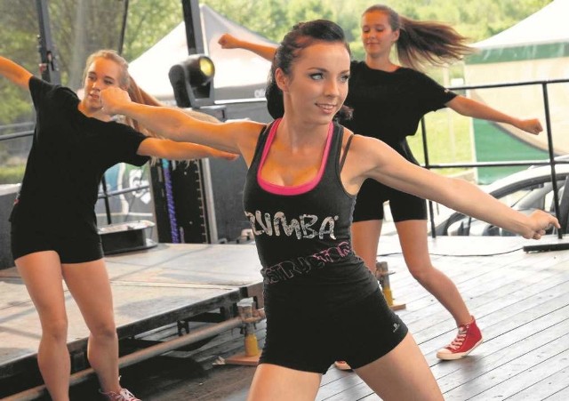 Pasją Karoliny jest też zumba - połączenie tańca i fitness. Dlatego gdzie tylko może (na zdjęciu podczas Dni Dobczyc) popularyzuje ją