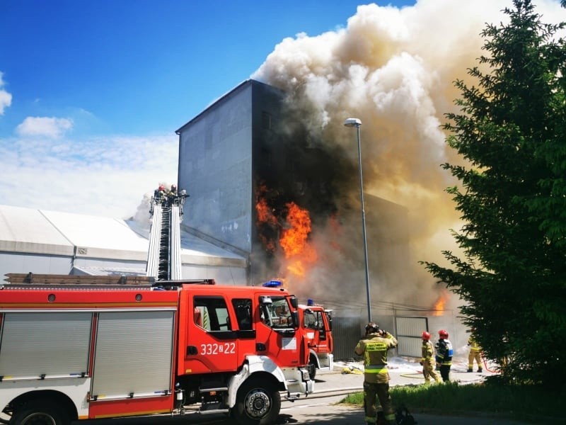 Trwa gaszenie pożaru w Koszalinie