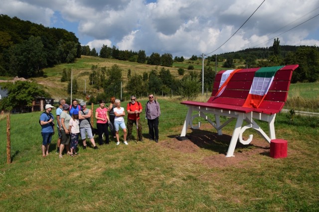 Gigantyczna ławka w Bieganowie na Dolnym Śląsku. Big Bench nową atrakcją turystyczną