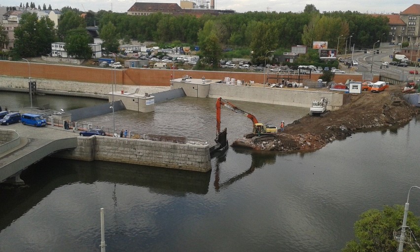 Wrocław: Remont jazu w centrum miasta. Dzisiaj wpuścili do niego wodę (ZDJĘCIA)