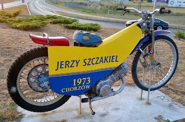 Motocykl na rondzie im. Jerzego Szczakiela.