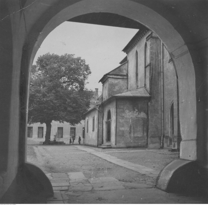 Widok z bramy na dziedziniec klasztoru. 1918-1936