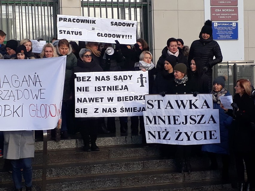 Pracownicy sądów protestowali na Pomorzu, m.in. w Gdyni czy...