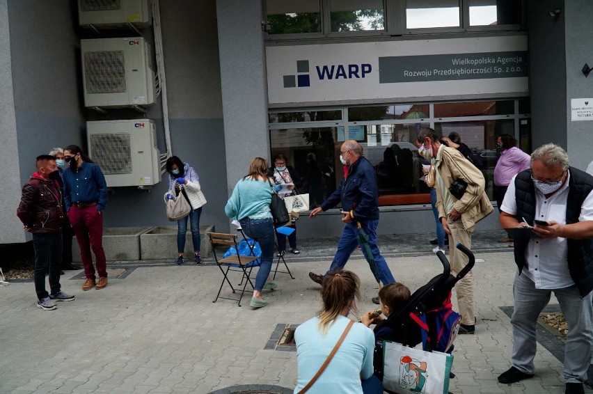 Protestujący przedsiębiorcy pod siedzibą WARP podpisywali...