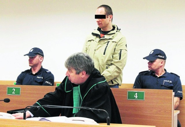 Oskarżony Piotr L. przed krakowskim sądem. Ostatnio usłyszał też wyrok 14 miesięcy więzienia za narkotyki i uszkodzenie ciała.