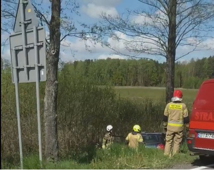 Zwierki. Zdarzenie drogowe na DK 19 Białystok - Zabłudów. Samochód uderzył w drzewo i wpadł do rowu (zdjęcia)