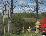 Zwierki. Zdarzenie drogowe na DK 19 Białystok - Zabłudów. Samochód uderzył w drzewo i wpadł do rowu (zdjęcia)