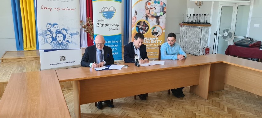 Gmina Białobrzegi i Uniwersytet Technologiczno-Humanistyczny w Radomiu podpisały umowę. Będą zajęcia dla dzieci i dorosłych