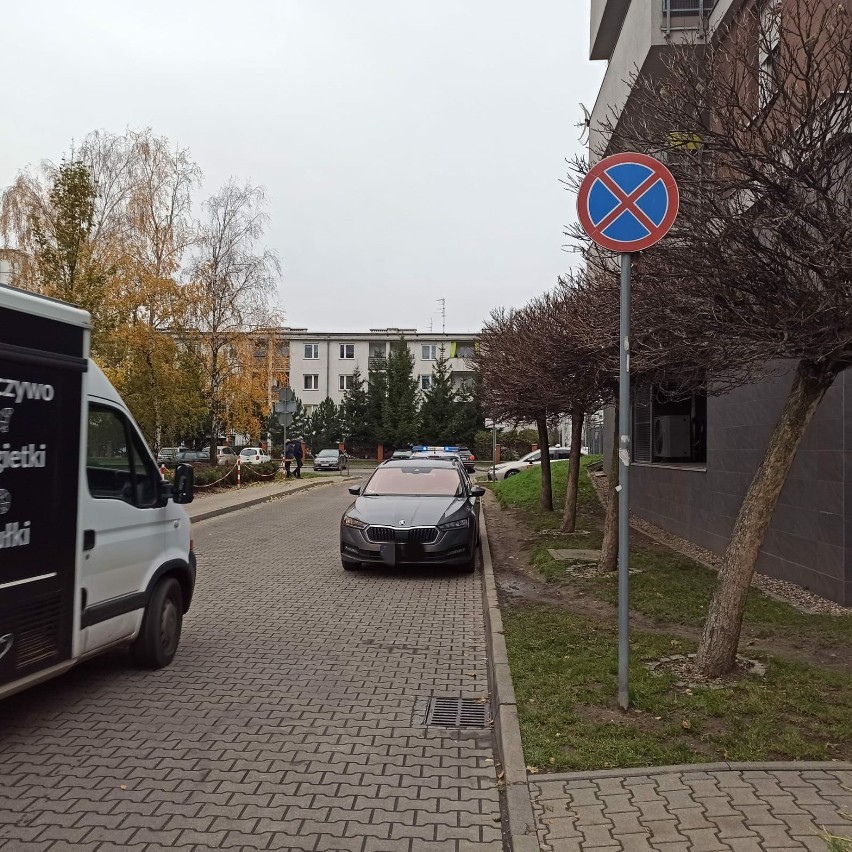 Najnowsze wyczyny mistrzów parkowania we Wrocławiu. Stoją,...
