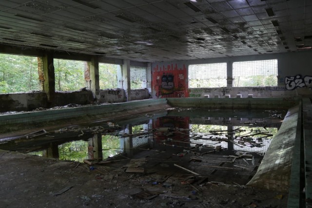 Opuszczony szpital na Dolnym Śląsku od lat budzi grozę. Zobacz go w środku --->