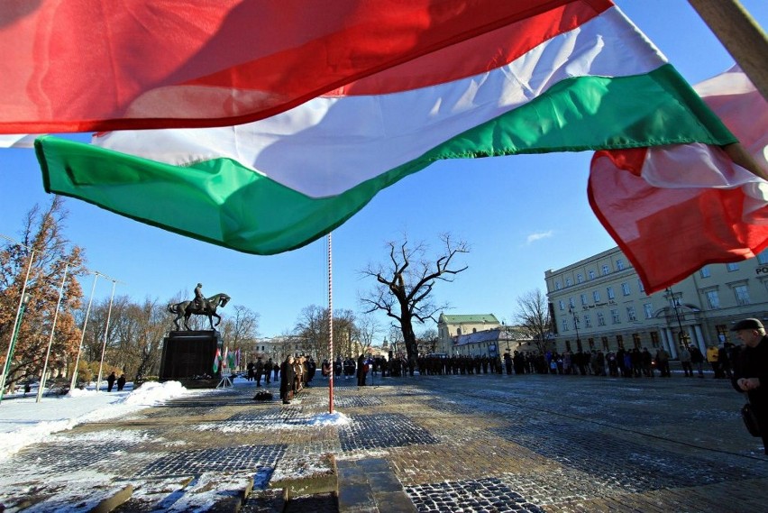 Wigilia Poetów i Ułanów na pl. Litewskim: Patriotyczne pieśni i defilada  (ZDJĘCIA)