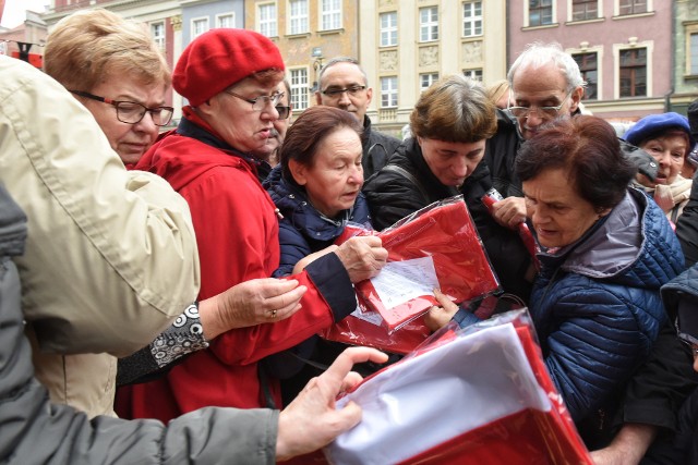 Poznań: Kolejka po flagi Polski na Starym Rynku. Wyszarpywano sobie biało-czerwone [ZDJĘCIA]