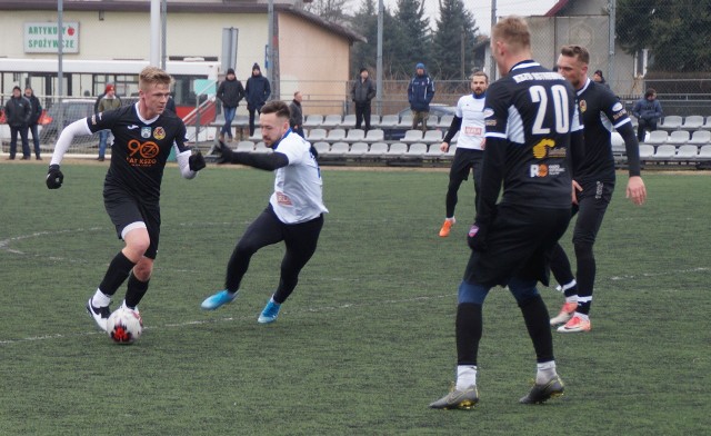 W pierwszym sobotnim meczu kontrolnym trzecioligowy KSZO 1929 Ostrowiec przegrał z Motorem Lublin 1:3 (0:2). Jedyną bramkę dla zespołu prowadzonego przez Marcina Sasala zdobył Wojciech Trochim w 61 minucie z karnego. KSZO 1929 Ostrowiec Świętokrzyski – Motor Lublin 1:3 (0:2).0:1 – Dominik Kunca, 31 min. z rzutu karnego0:2 – Bartosz Rymek 44 1:2 – Wojciech Trochim 61 z rzutu karnego1:3 – Filip Wójcik 90+3KSZO (I połowa): Lipiec – Rząsa, Tadrowski, Mężyk, Kaczmarek – Bełczowski, Kasperkiewicz, Laskoś, Chrzanowski, Trochim- Grunt.KSZO (II połowa): Lipiec – P. Cheba, Tadrowski, Mężyk, Kaczmarek – Persona, Chudyba, Imiołek, Pawlik, Trochim – Gębalski.Motor (I połowa): Olszewski – Gruszkowski, Grodzicki, Łukasik, zawodnik testowany I, Kunca, Rymek, Duda, Swędrowski, Ceglarz, Paluch. Motor (II połowa): Kalinowski – zawodnik testowany II, Cichocki, Łukasik (90.Zbiciak), Michota, Nowak, Król, Kumoch, Darmochwał, Wójcik, Ropski.Obie drużyny przebywały na murawie ponad sto minut, ponieważ trenerzy umówili się, że mecz będzie trwał 2 razy po 50 minut.W pierwszej połowie meczu na boisku dominowali zawodnicy Motoru Lublin, którzy przeprowadzali składne akcje, a zawodnicy KSZO dobrze się bronili. W 34 minucie pierwszej szczęści meczu skutecznie rzut karny egzekwował Dominik Kunca i goście prowadzili 1- 0. Gdy wydawało się,że gra się wyrównała na 2- 0 dla gości podwyższył Bartosz Rymek. Druga polowa meczu była bardzo widowiskowa. Zawodnicy grali niezwykle szybko i ambitnie. Gra piłkarzy KSZO mogła się podobać. Gdy w 50 minucie meczu Wojciech Trochim zdobył kontaktowego gola z rzutu karnego wydawało się, że KSZO wywalczy remis z trudnym przeciwnikiem. Tak się jednak nie stało. W 85 minucie meczu błąd obrony KSZO wykorzystał Karol Wójcik i tym samym ustalił wynik meczu na 3-1 dla Motoru.- Wyniki sparingów nie są dla nas istotne – mówi prezes KP KSZO Mirosław Świrta. - Najważniejsze jest to, że nasi zawodnicy grają coraz lepiej. Atmosfera w drużynie jest bardzo dobra i to mnie cieszy. Na dobre wyniki przyjdzie jeszcze czas.- Popełniliśmy sporo błędów zwłaszcza w środkowej strefie boiska- mówi trener KP KSZO Marcin Sasal. - Na niektórymi elementami gry musimy jeszcze popracować.Za tydzień, w sobotę 22 lutego, o godzinie 12 na boisku przy ulicy Kolejowej piłkarze KSZO zagrają kontrolny mecz ze Stalą Kraśnik.(MAJ)