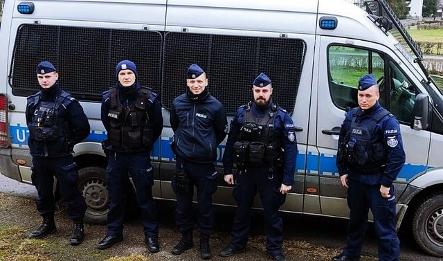 Policjanci z Komendy Powiatowej w Bielsku Podlaskim oraz poznańskiego oddziału prewencji zainteresowali się losem seniorki i bezpiecznie odwieźli do domu