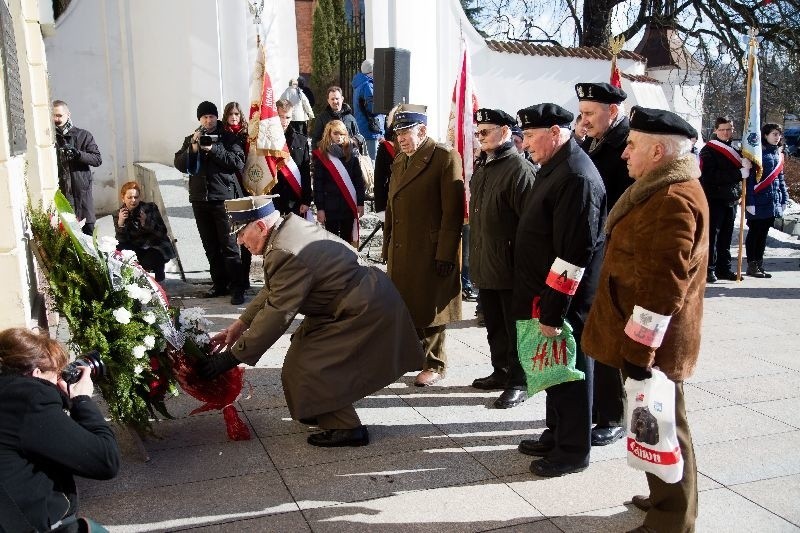 Narodowy Dzień Pamięci Żołnierzy Wyklętych. Obchody przed kinem Ton (zdjęcia)