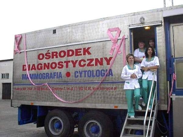 Mammobus wykonujący badania profilaktyczne raka piersi i szyjki macicy Ośrodka Diagnostycznego Chorób Nowotworowych  Fundacji S.O. S. Życie w Mielcu