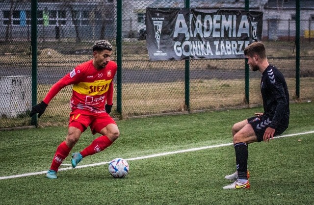 Vinícius Matheus (z lewej) zimą był testowany przez drugoligowe rezerwy Śląska Wrocław. Wrócił do Ślęzy i wciąż strzela bramki