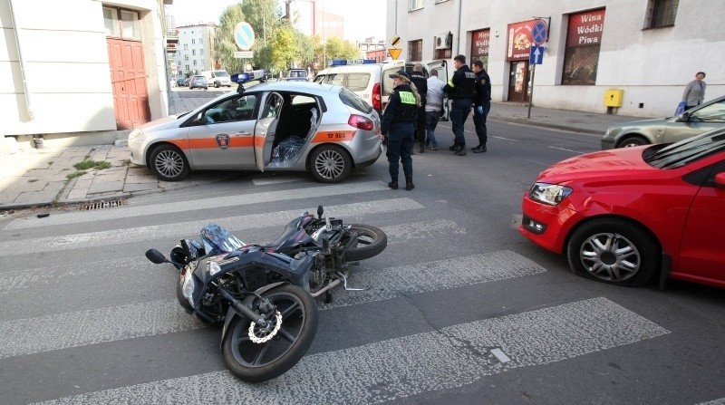 Motorower zderzył się  z autem na skrzyżowaniu ul. Rewolucji 1905 r. 