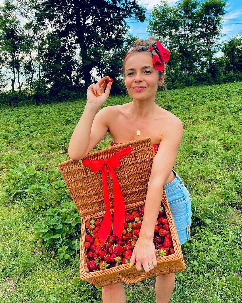Edyta Herbuś zbierała truskawki na plantacjach w gminie Bieliny! [ZDJĘCIA]